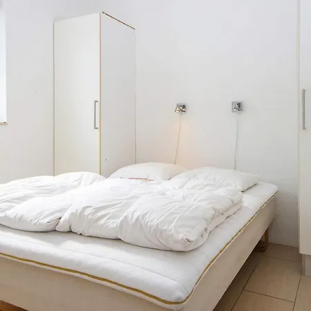10 Person In Grenaa-by Traum